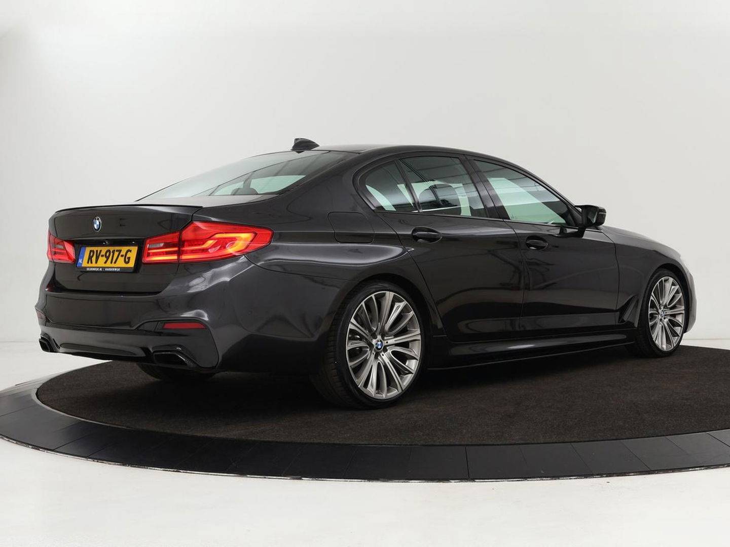 BMW 5 Serie 520i High Executive M-Sport | Trekhaak | Leder | Cruise Control | Navigatie | Stoelverwarming | LED | LMV 20