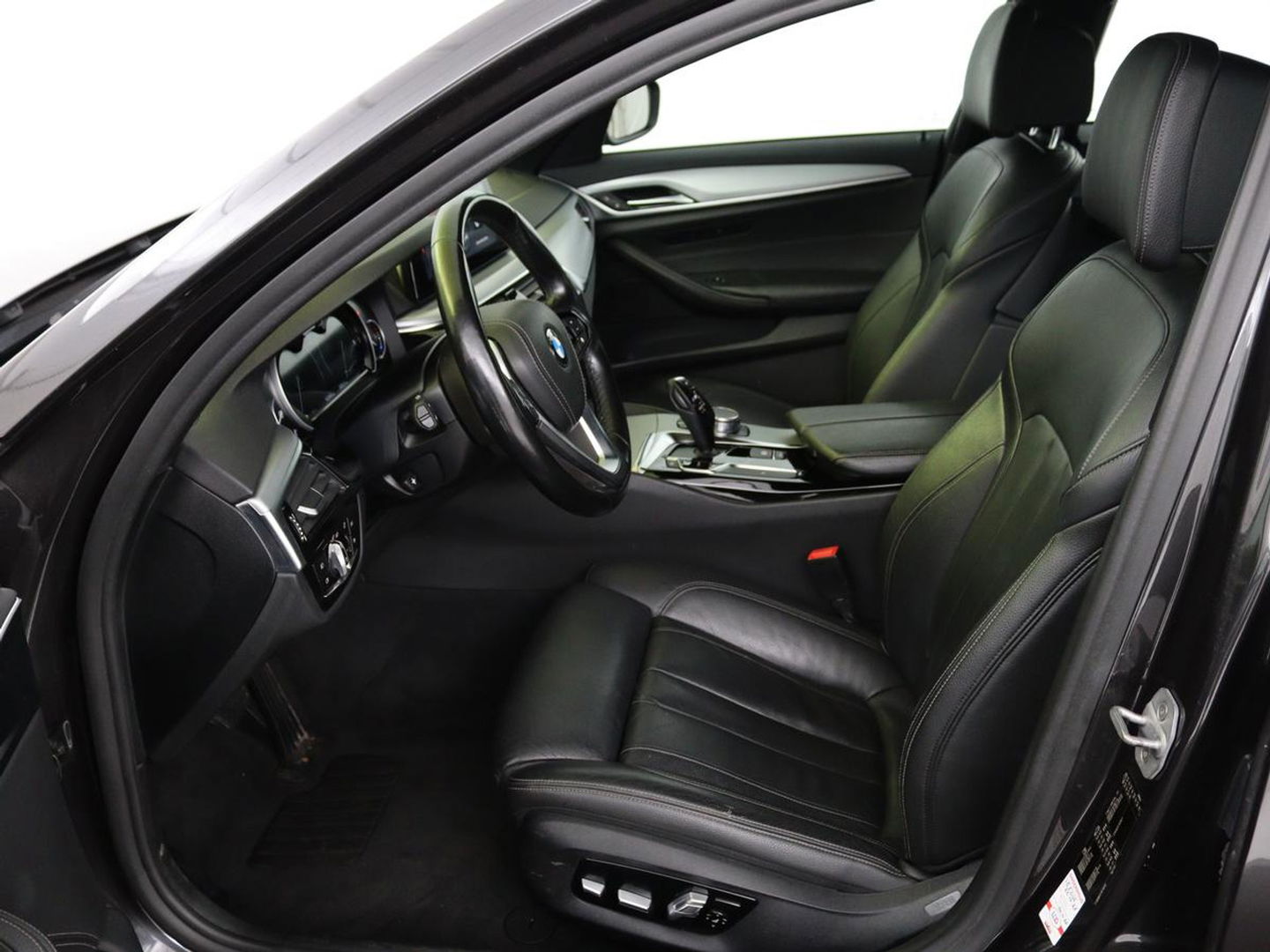 BMW 5 Serie 520i High Executive M-Sport | Trekhaak | Leder | Cruise Control | Navigatie | Stoelverwarming | LED | LMV 20