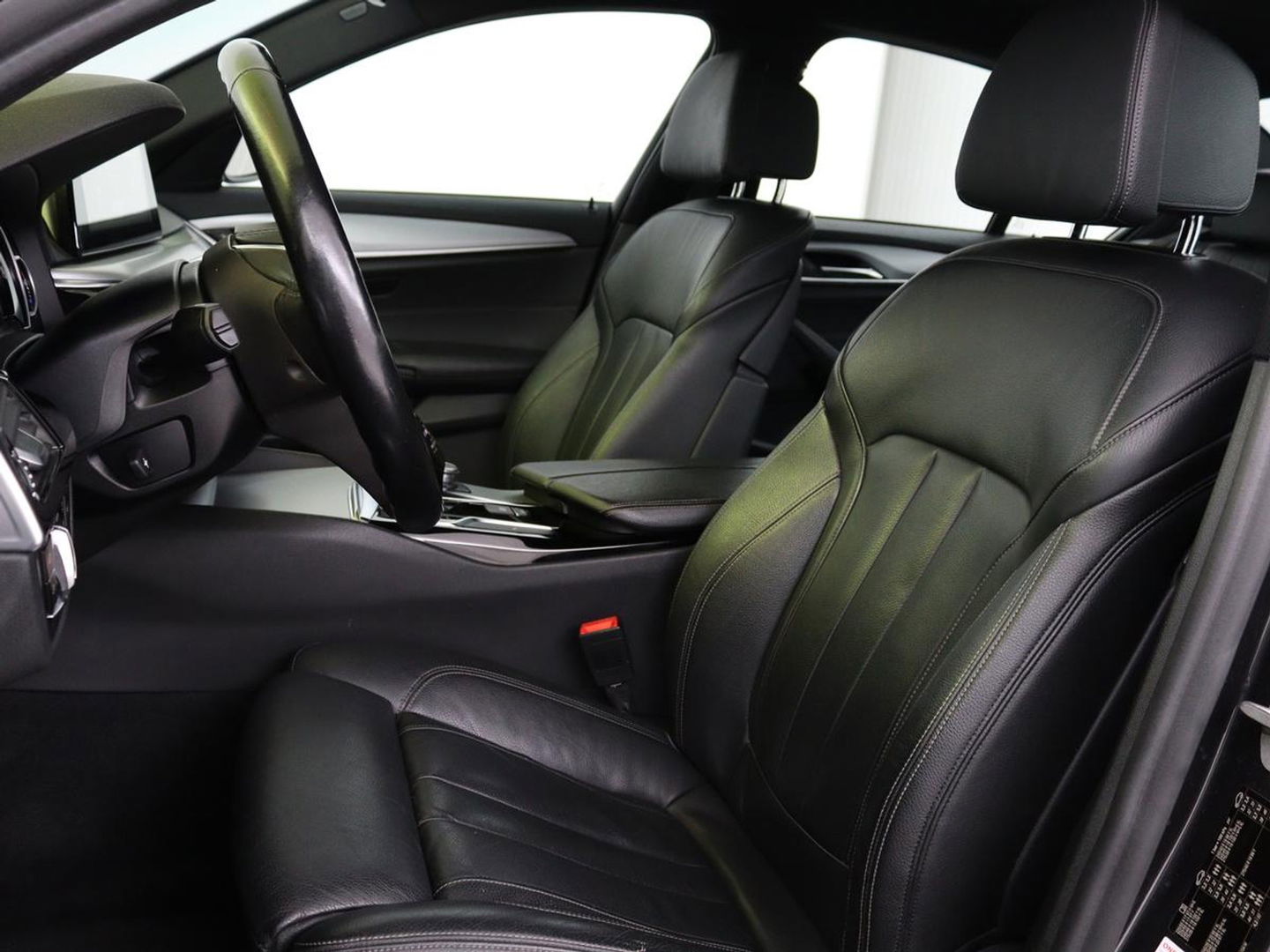 BMW 5 Serie 520i High Executive M-Sport | Trekhaak | Leder | Cruise Control | Navigatie | Stoelverwarming | LED | LMV 20