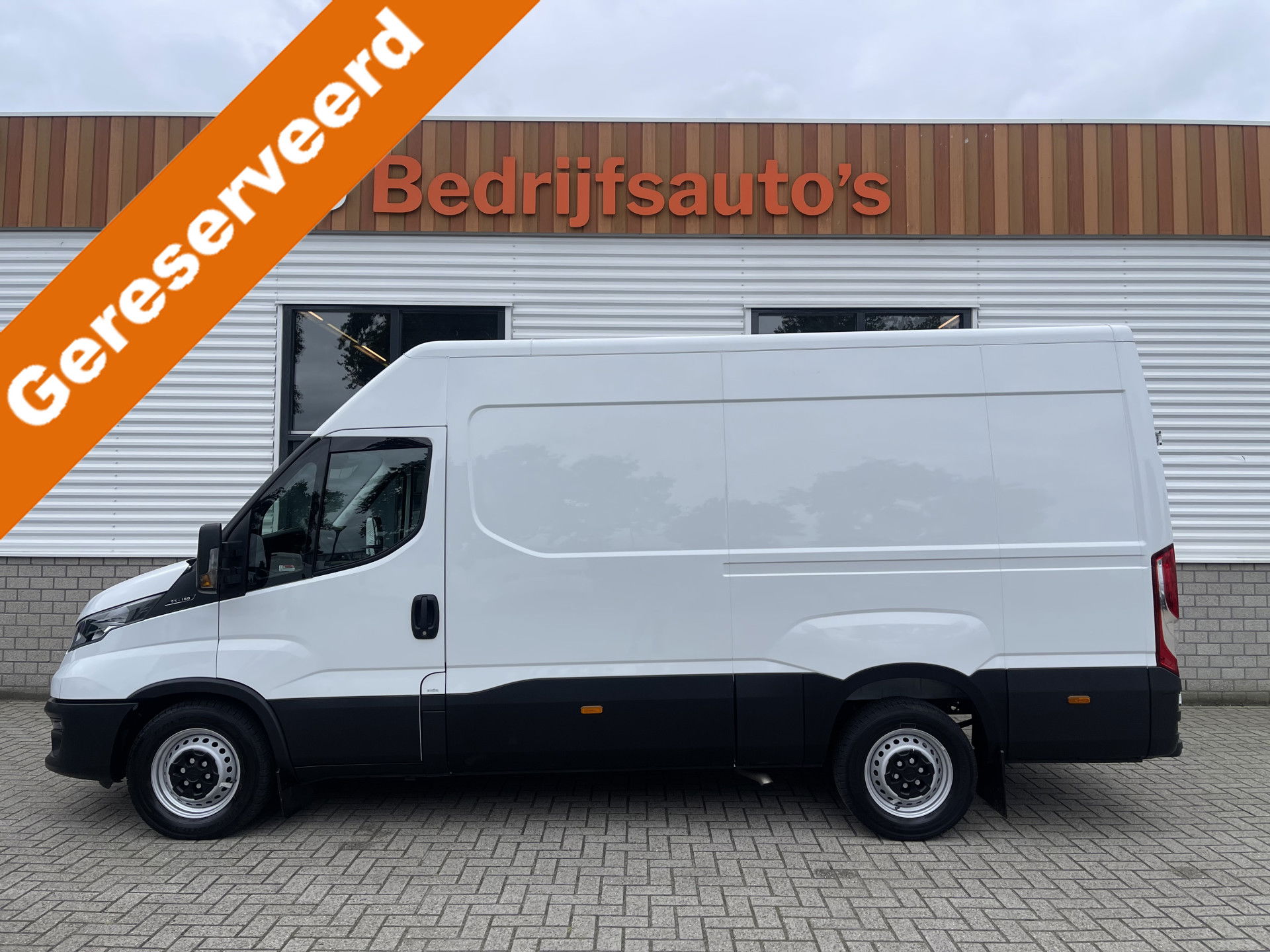 Iveco Daily 35S16V 2.3 L2H2 160pk / vaste prijs rijklaar € 25.700 ex btw / lease vanaf € 500 / climate control / mag 3500 kg trekken / 270 graden achterdeuren / euro 6 diesel !