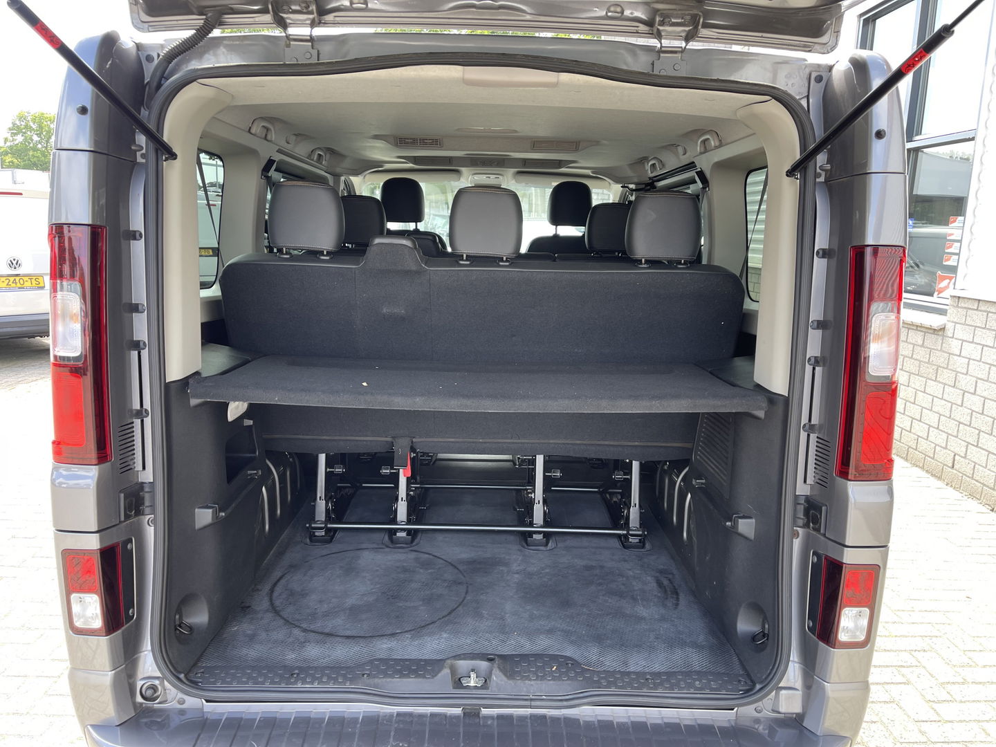 Opel Vivaro Combi 1.6 CDTI 120pk L1H1 Innovation / 8 persoons / vaste prijs rijklaar € 21.950 marge / vrij van btw / euro 6 diesel / airco / cruise / camera / trekhaak / metallic lak / lichtmetalen velgen