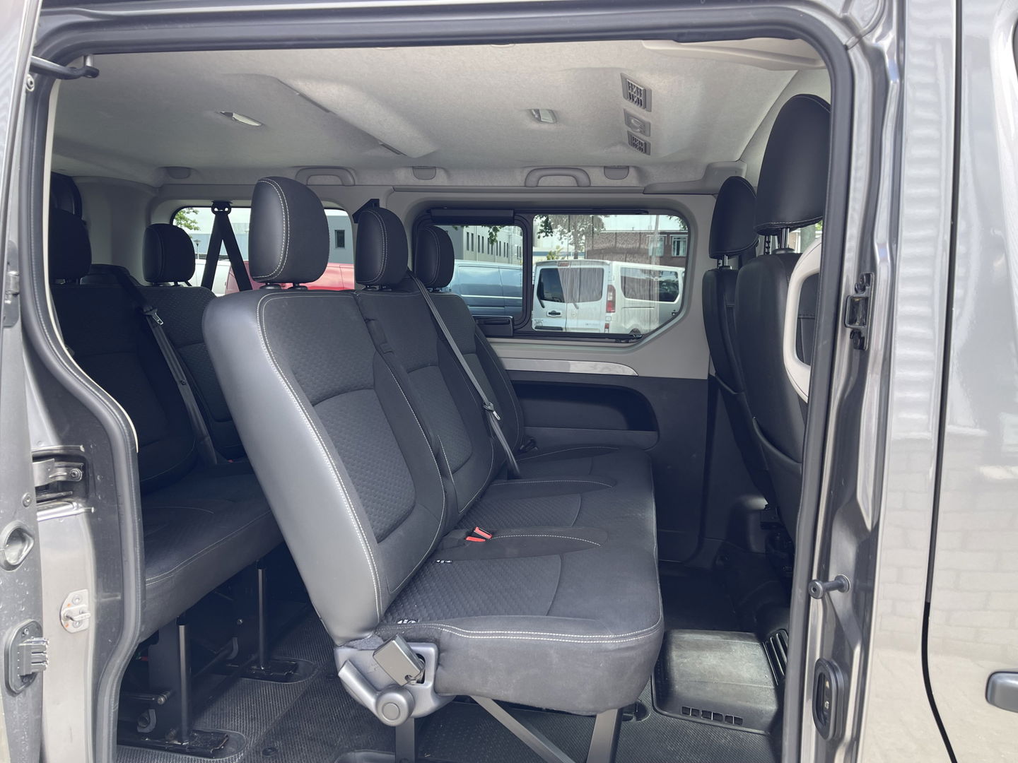 Opel Vivaro Combi 1.6 CDTI 120pk L1H1 Innovation / 8 persoons / vaste prijs rijklaar € 21.950 marge / vrij van btw / euro 6 diesel / airco / cruise / camera / trekhaak / metallic lak / lichtmetalen velgen