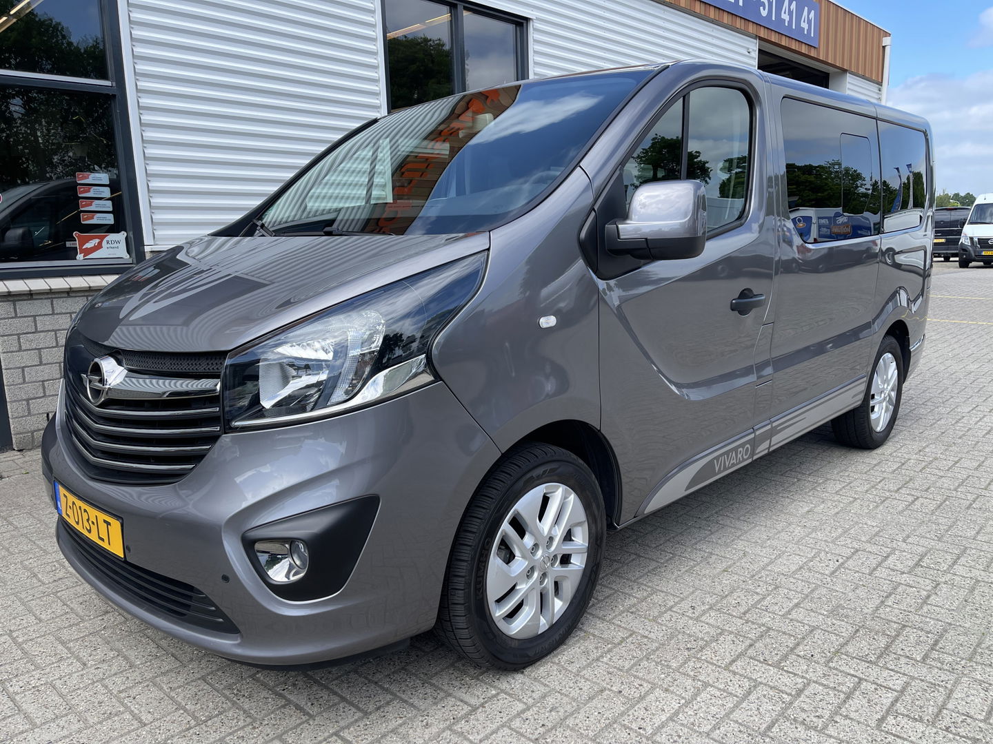 Opel Vivaro Combi 1.6 CDTI 120pk L1H1 Innovation / 8 persoons / vaste prijs rijklaar € 21.950 marge / vrij van btw / euro 6 diesel / airco / cruise / camera / trekhaak / metallic lak / lichtmetalen velgen