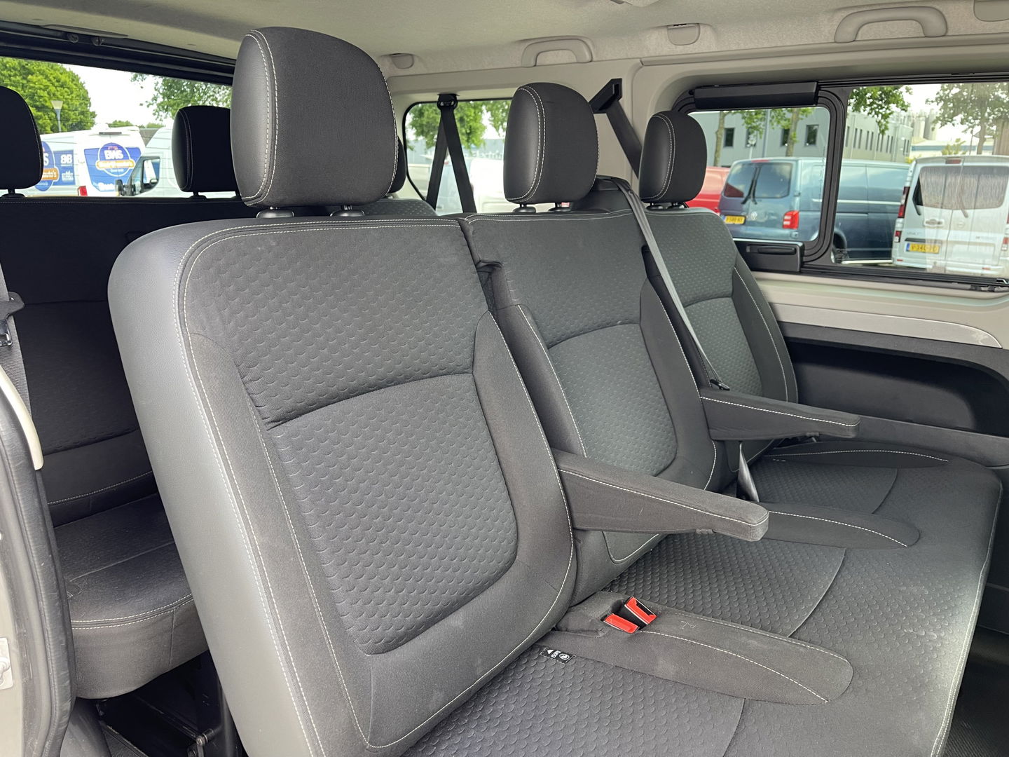 Opel Vivaro Combi 1.6 CDTI 120pk L1H1 Innovation / 8 persoons / vaste prijs rijklaar € 21.950 marge / vrij van btw / euro 6 diesel / airco / cruise / camera / trekhaak / metallic lak / lichtmetalen velgen