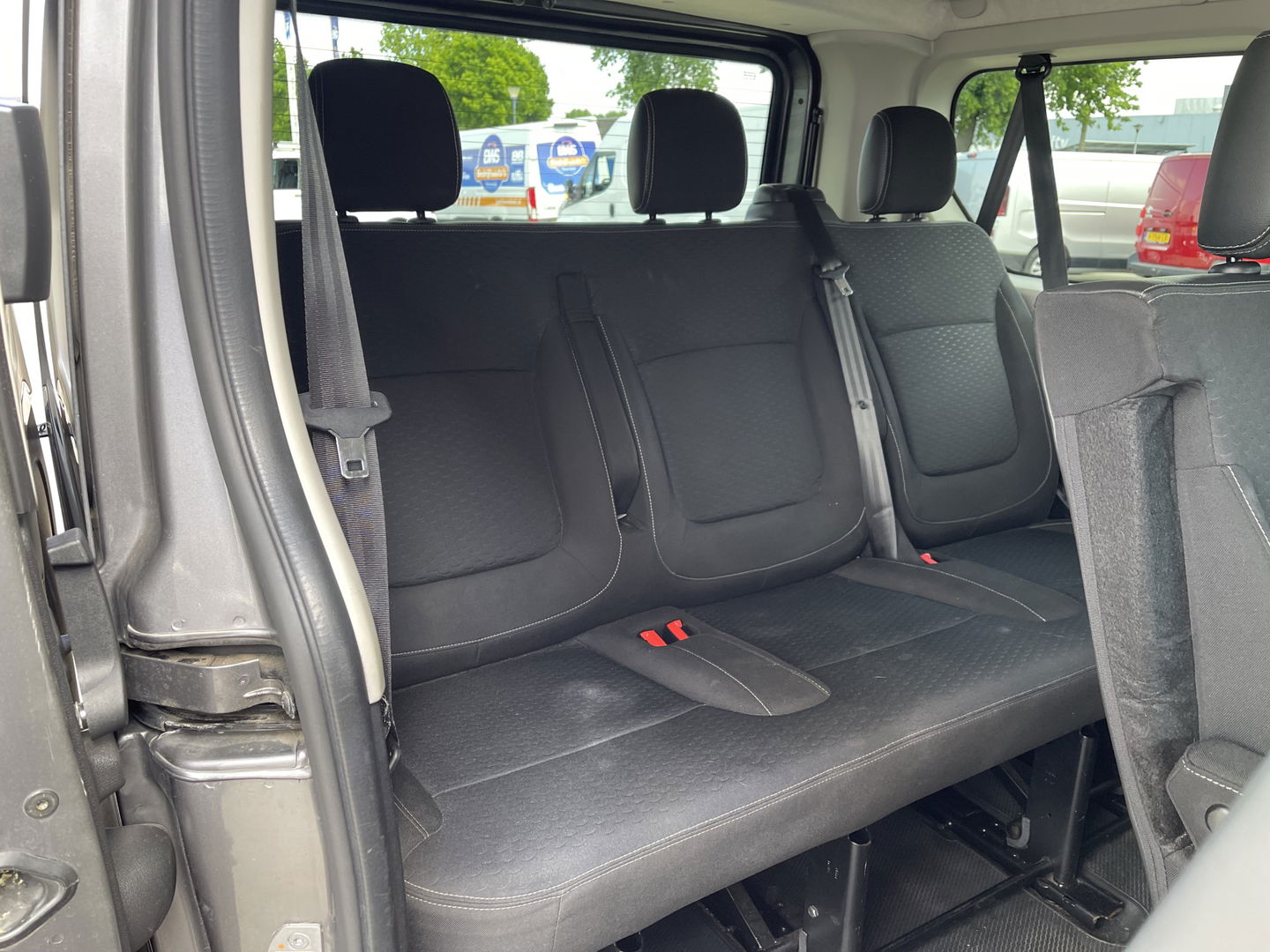 Opel Vivaro Combi 1.6 CDTI 120pk L1H1 Innovation / 8 persoons / vaste prijs rijklaar € 21.950 marge / vrij van btw / euro 6 diesel / airco / cruise / camera / trekhaak / metallic lak / lichtmetalen velgen