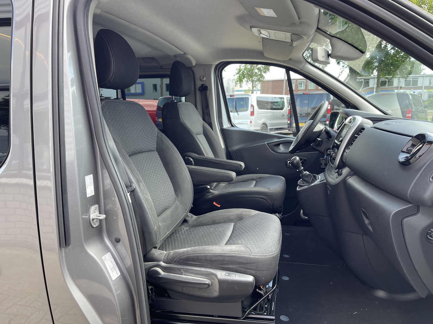 Opel Vivaro Combi 1.6 CDTI 120pk L1H1 Innovation / 8 persoons / vaste prijs rijklaar € 21.950 marge / vrij van btw / euro 6 diesel / airco / cruise / camera / trekhaak / metallic lak / lichtmetalen velgen
