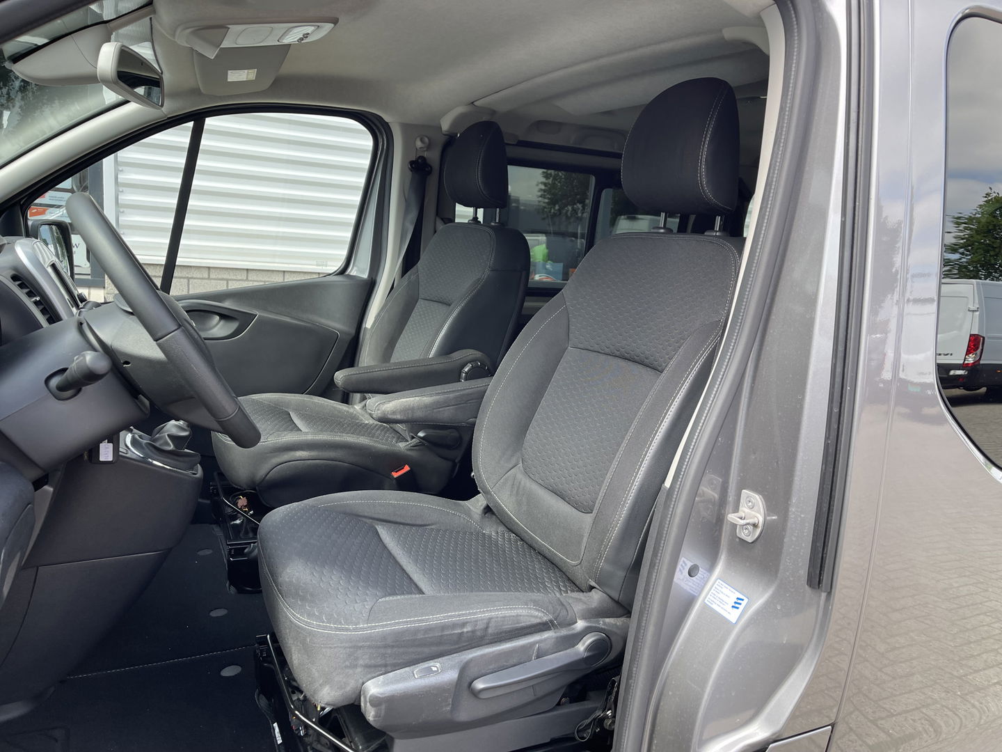 Opel Vivaro Combi 1.6 CDTI 120pk L1H1 Innovation / 8 persoons / vaste prijs rijklaar € 21.950 marge / vrij van btw / euro 6 diesel / airco / cruise / camera / trekhaak / metallic lak / lichtmetalen velgen