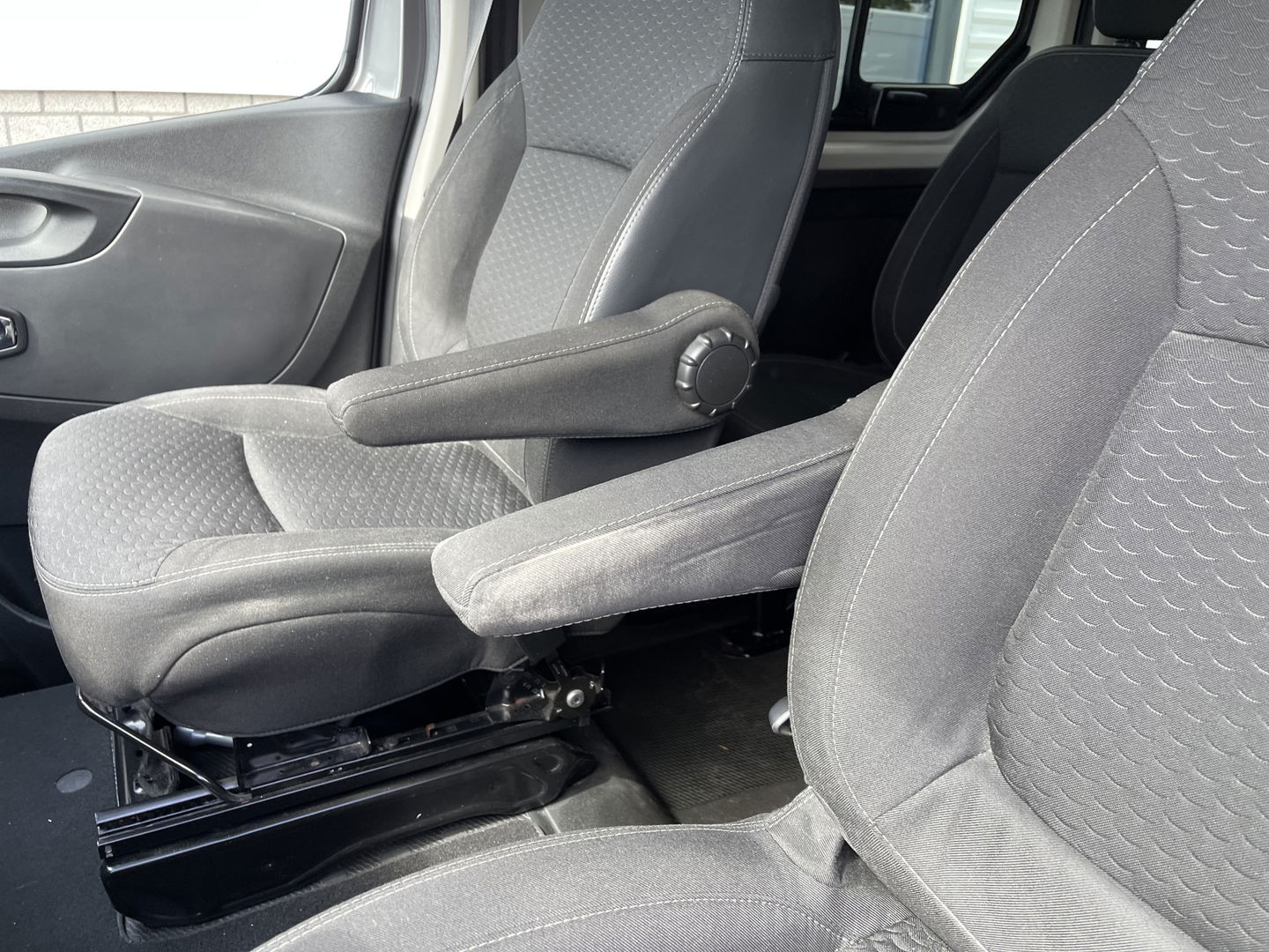 Opel Vivaro Combi 1.6 CDTI 120pk L1H1 Innovation / 8 persoons / vaste prijs rijklaar € 21.950 marge / vrij van btw / euro 6 diesel / airco / cruise / camera / trekhaak / metallic lak / lichtmetalen velgen