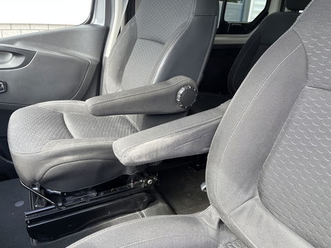 Opel Vivaro Combi 1.6 CDTI 120pk L1H1 Innovation / 8 persoons / vaste prijs rijklaar € 21.950 marge / vrij van btw / euro 6 diesel / airco / cruise / camera / trekhaak / metallic lak / lichtmetalen velgen