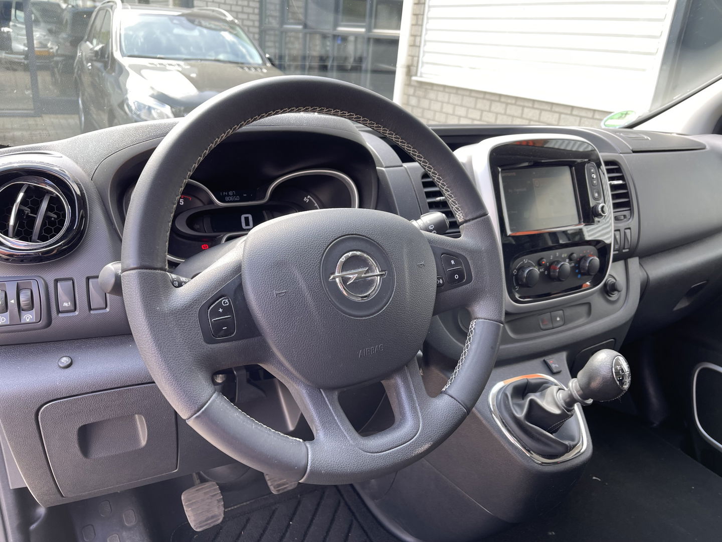 Opel Vivaro Combi 1.6 CDTI 120pk L1H1 Innovation / 8 persoons / vaste prijs rijklaar € 21.950 marge / vrij van btw / euro 6 diesel / airco / cruise / camera / trekhaak / metallic lak / lichtmetalen velgen