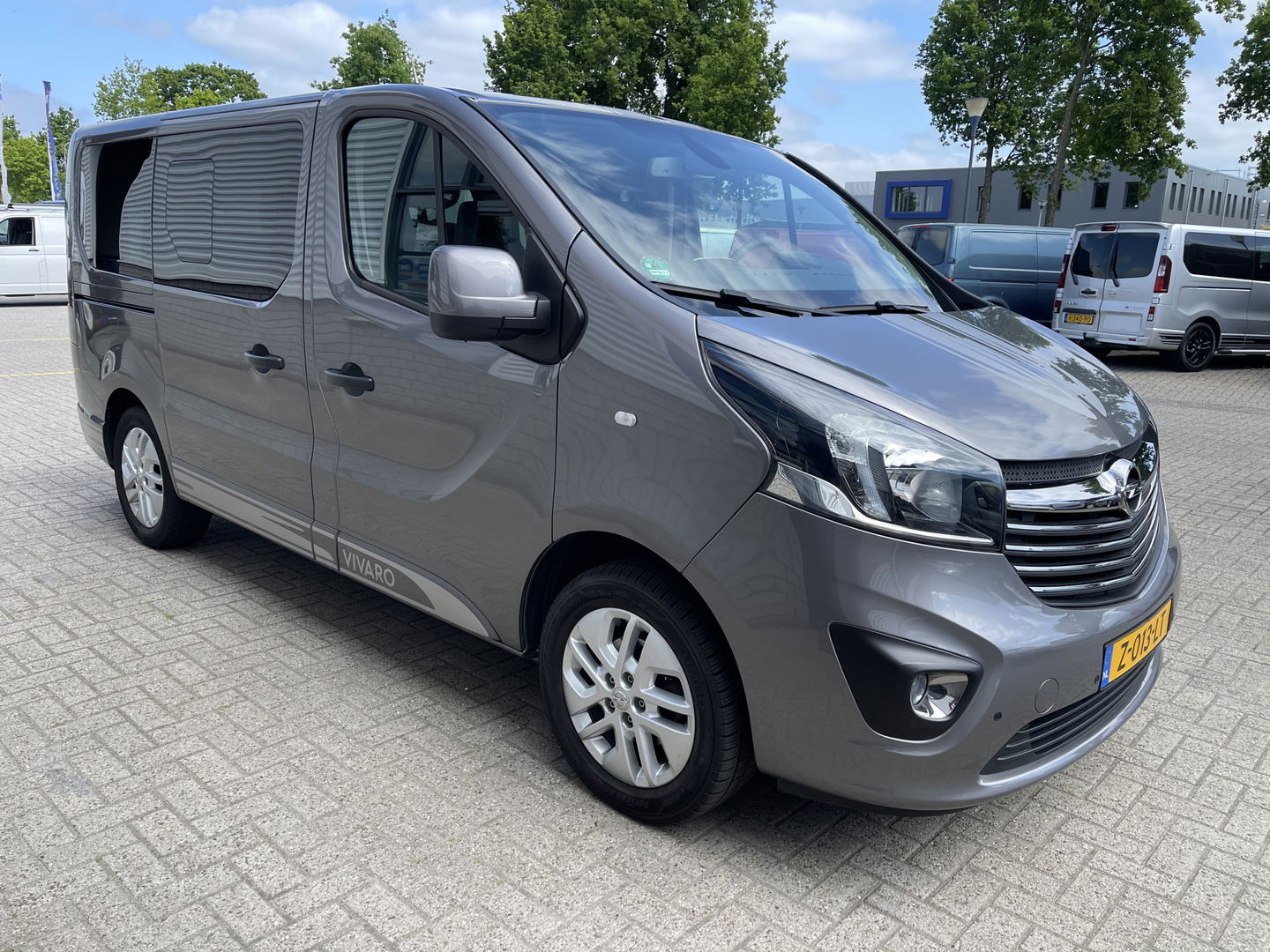 Opel Vivaro Combi 1.6 CDTI 120pk L1H1 Innovation / 8 persoons / vaste prijs rijklaar € 21.950 marge / vrij van btw / euro 6 diesel / airco / cruise / camera / trekhaak / metallic lak / lichtmetalen velgen