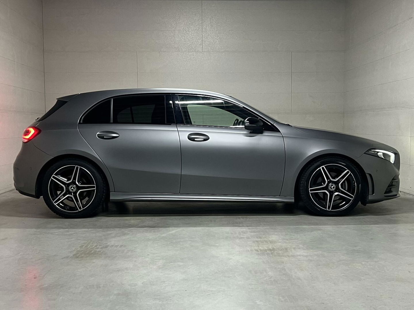 Mercedes-Benz A-Klasse 180 AMG Matgrijs Sfeerverlichting Carplay