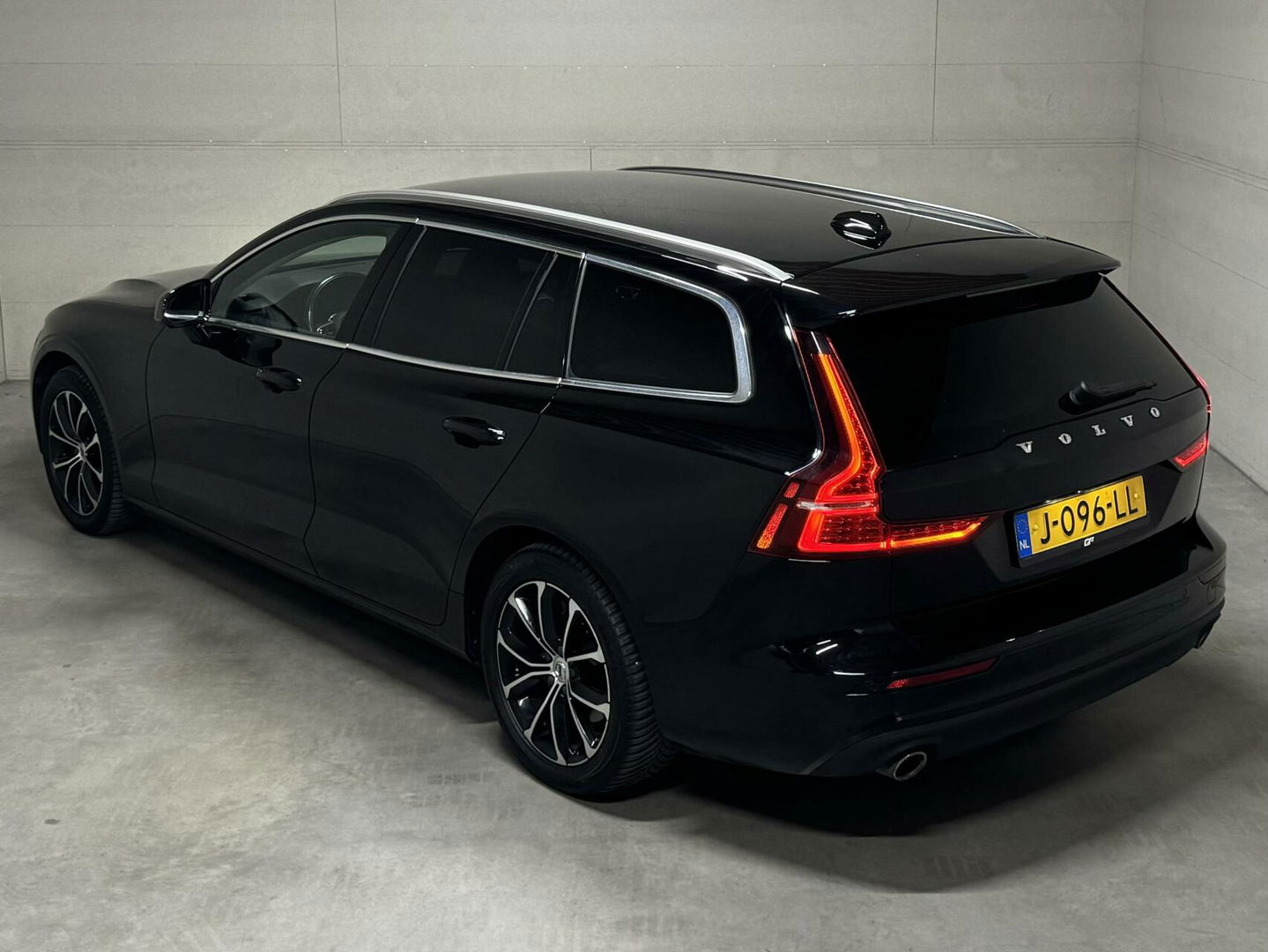 Volvo V60 2.0 B3 Business Pro Navi Autopilot Leer Trekh. NAP