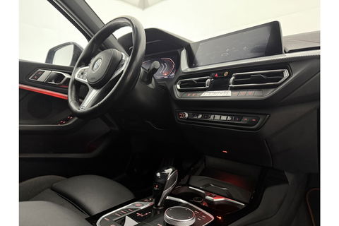 BMW 1-serie 118i M Sport LED Camera Carplay Sfeerverl. Trekhaak Virtual Navi Clima Cruise 17"LMV PDC