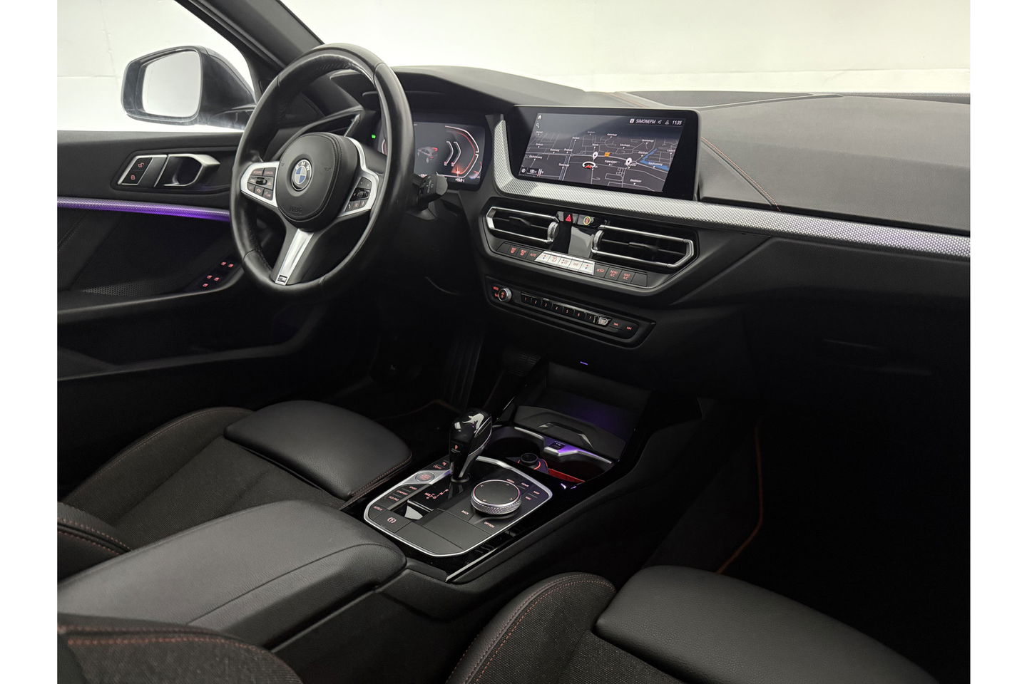 BMW 1-serie 118i M Sport LED Camera Carplay Sfeerverl. Trekhaak Virtual Navi Clima Cruise 17"LMV PDC