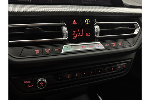 BMW 1-serie 118i M Sport LED Camera Carplay Sfeerverl. Trekhaak Virtual Navi Clima Cruise 17"LMV PDC
