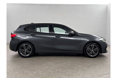 BMW 1-serie 118i M Sport LED Camera Carplay Sfeerverl. Trekhaak Virtual Navi Clima Cruise 17"LMV PDC