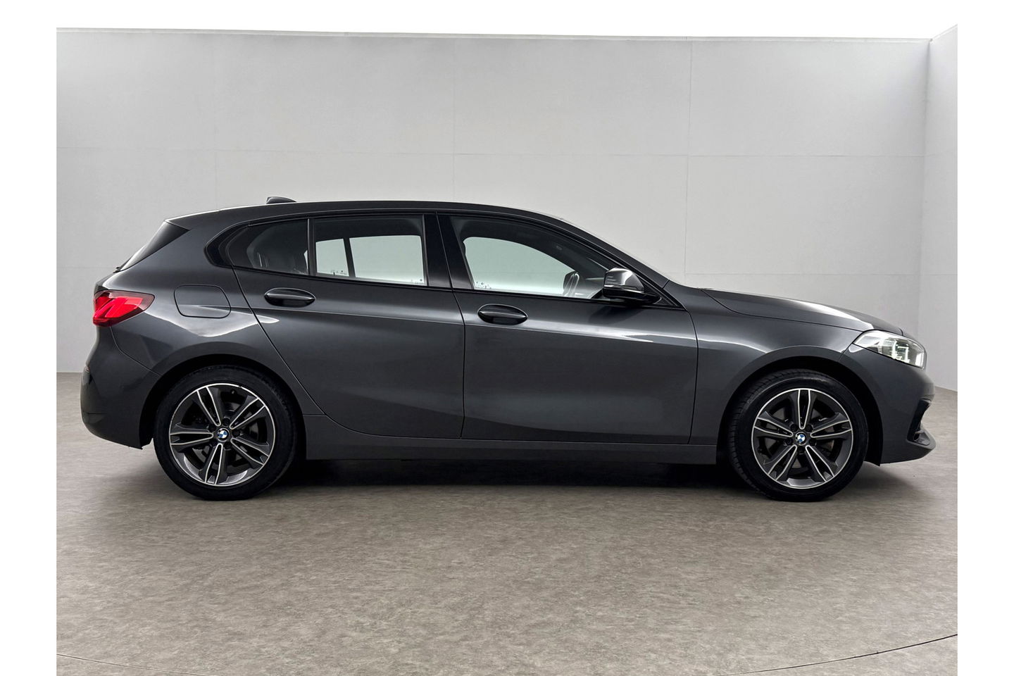 BMW 1-serie 118i M Sport LED Camera Carplay Sfeerverl. Trekhaak Virtual Navi Clima Cruise 17"LMV PDC