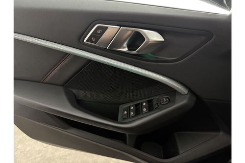BMW 1-serie 118i M Sport LED Camera Carplay Sfeerverl. Trekhaak Virtual Navi Clima Cruise 17"LMV PDC