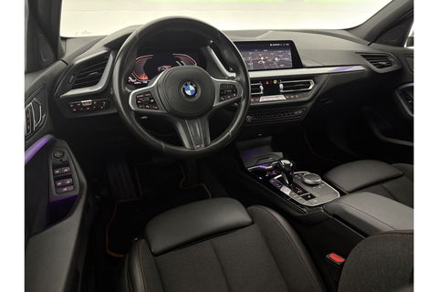 BMW 1-serie 118i M Sport LED Camera Carplay Sfeerverl. Trekhaak Virtual Navi Clima Cruise 17"LMV PDC
