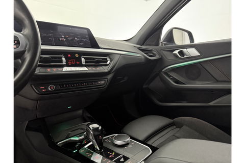 BMW 1-serie 118i M Sport LED Camera Carplay Sfeerverl. Trekhaak Virtual Navi Clima Cruise 17"LMV PDC