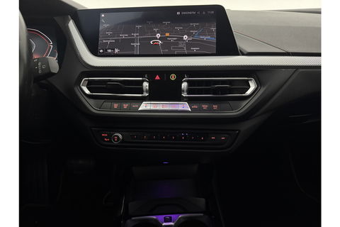 BMW 1-serie 118i M Sport LED Camera Carplay Sfeerverl. Trekhaak Virtual Navi Clima Cruise 17"LMV PDC