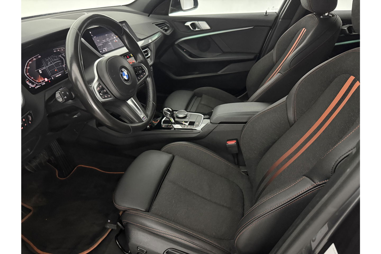 BMW 1-serie 118i M Sport LED Camera Carplay Sfeerverl. Trekhaak Virtual Navi Clima Cruise 17"LMV PDC