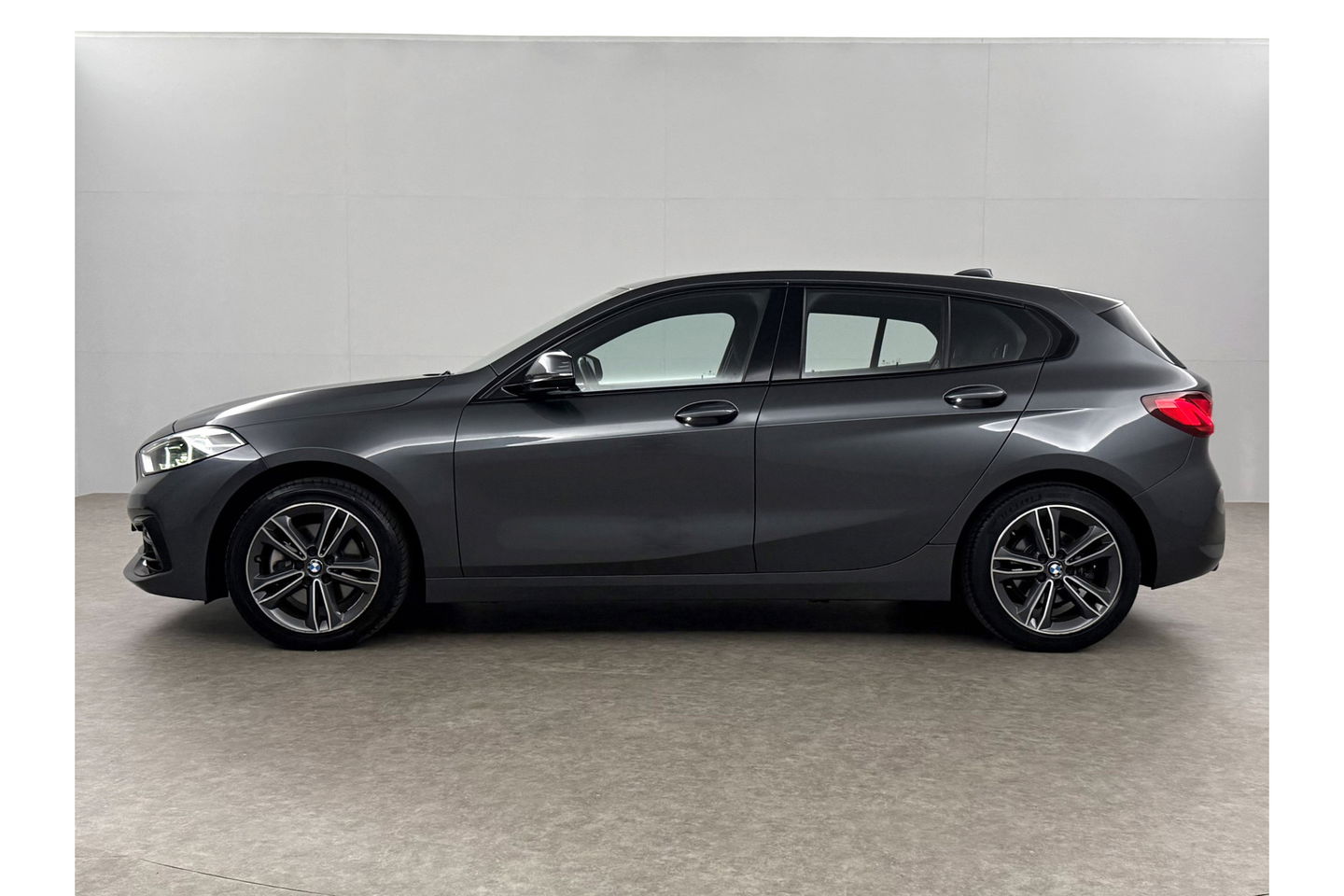 BMW 1-serie 118i M Sport LED Camera Carplay Sfeerverl. Trekhaak Virtual Navi Clima Cruise 17"LMV PDC