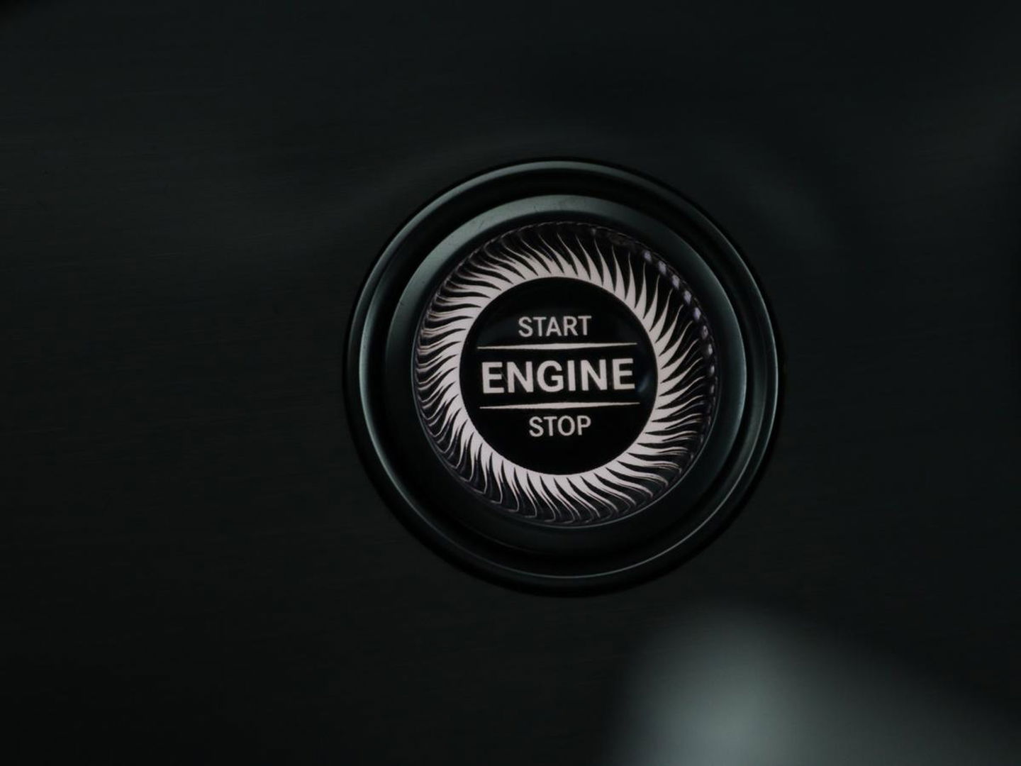 Mercedes-Benz E-Klasse 300e Avantgarde | Adaptive cruise | Trekhaak | Stoelverwarming | Camera | Widescreen | Sfeerverlichting | Half leder | Full LED