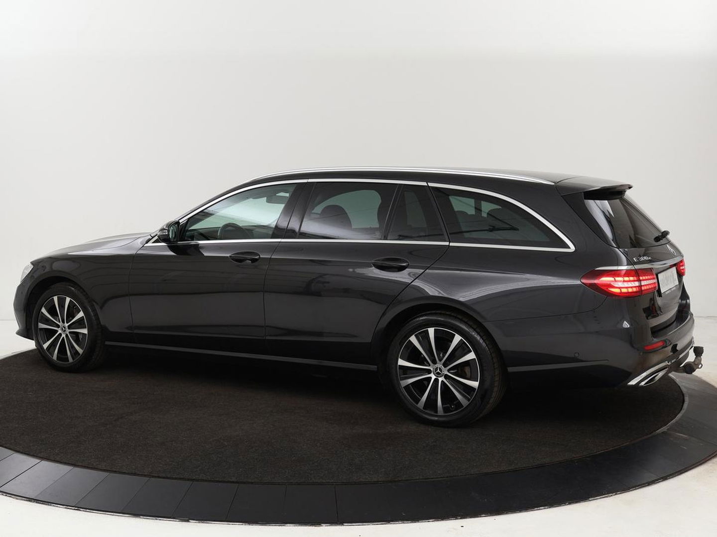 Mercedes-Benz E-Klasse 300e Avantgarde | Adaptive cruise | Trekhaak | Stoelverwarming | Camera | Widescreen | Sfeerverlichting | Half leder | Full LED