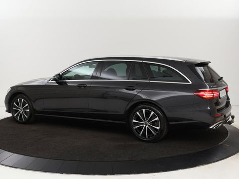 Mercedes-Benz E-Klasse 300e Avantgarde | Adaptive cruise | Trekhaak | Stoelverwarming | Camera | Widescreen | Sfeerverlichting | Half leder | Full LED
