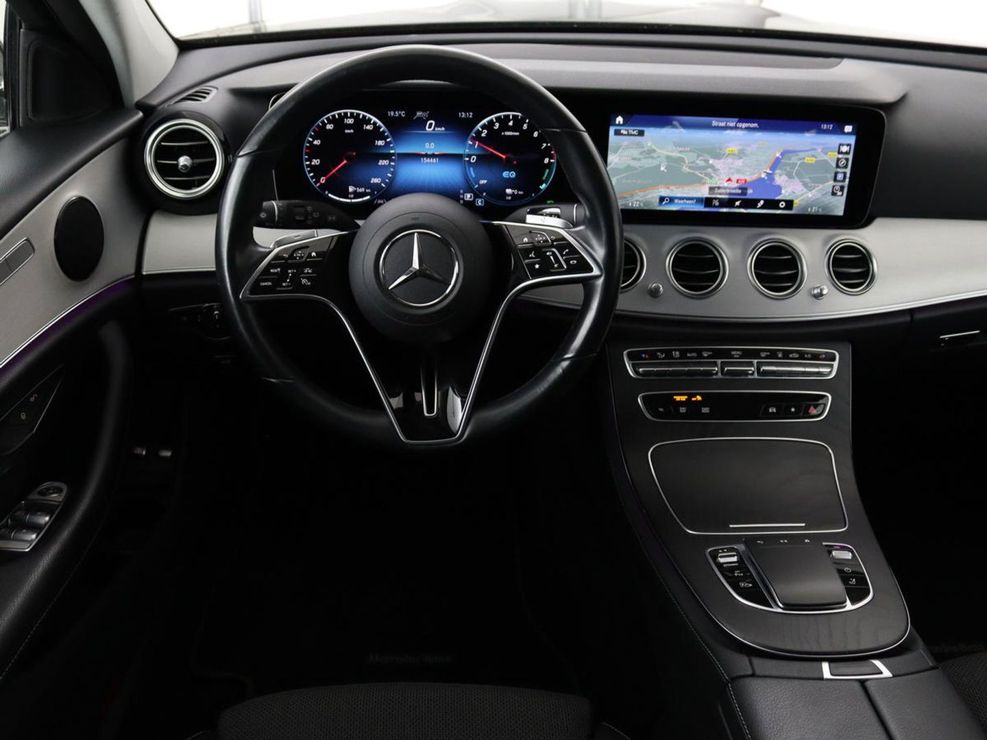 Mercedes-Benz E-Klasse 300e Avantgarde | Adaptive cruise | Trekhaak | Stoelverwarming | Camera | Widescreen | Sfeerverlichting | Half leder | Full LED