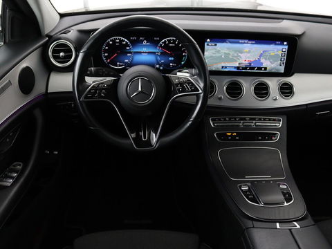 Mercedes-Benz E-Klasse 300e Avantgarde | Adaptive cruise | Trekhaak | Stoelverwarming | Camera | Widescreen | Sfeerverlichting | Half leder | Full LED