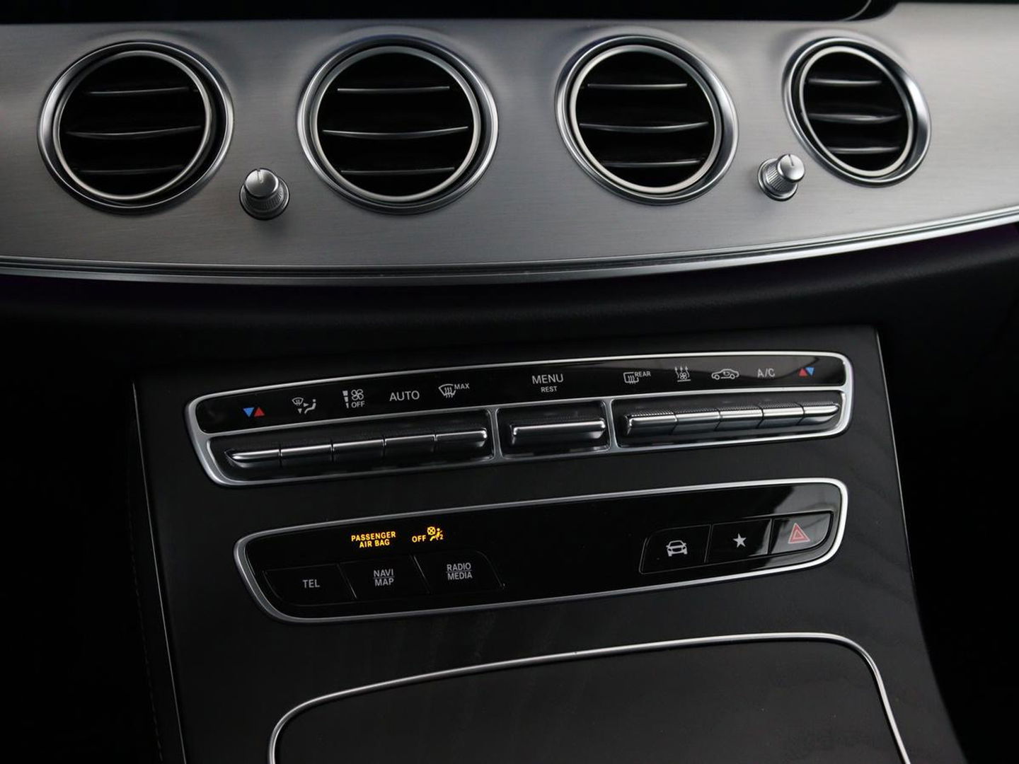 Mercedes-Benz E-Klasse 300e Avantgarde | Adaptive cruise | Trekhaak | Stoelverwarming | Camera | Widescreen | Sfeerverlichting | Half leder | Full LED