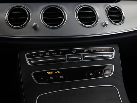 Mercedes-Benz E-Klasse 300e Avantgarde | Adaptive cruise | Trekhaak | Stoelverwarming | Camera | Widescreen | Sfeerverlichting | Half leder | Full LED
