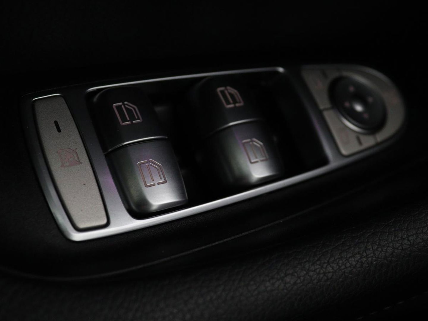 Mercedes-Benz E-Klasse 300e Avantgarde | Adaptive cruise | Trekhaak | Stoelverwarming | Camera | Widescreen | Sfeerverlichting | Half leder | Full LED