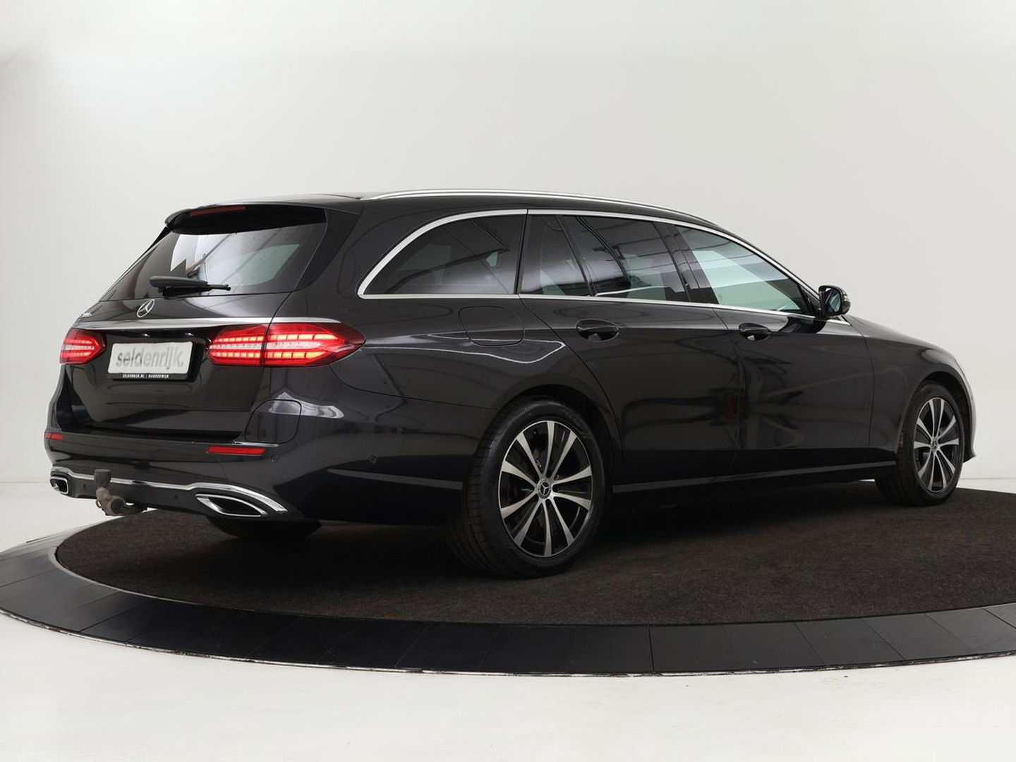 Mercedes-Benz E-Klasse 300e Avantgarde | Adaptive cruise | Trekhaak | Stoelverwarming | Camera | Widescreen | Sfeerverlichting | Half leder | Full LED