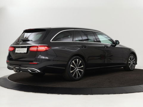 Mercedes-Benz E-Klasse 300e Avantgarde | Adaptive cruise | Trekhaak | Stoelverwarming | Camera | Widescreen | Sfeerverlichting | Half leder | Full LED