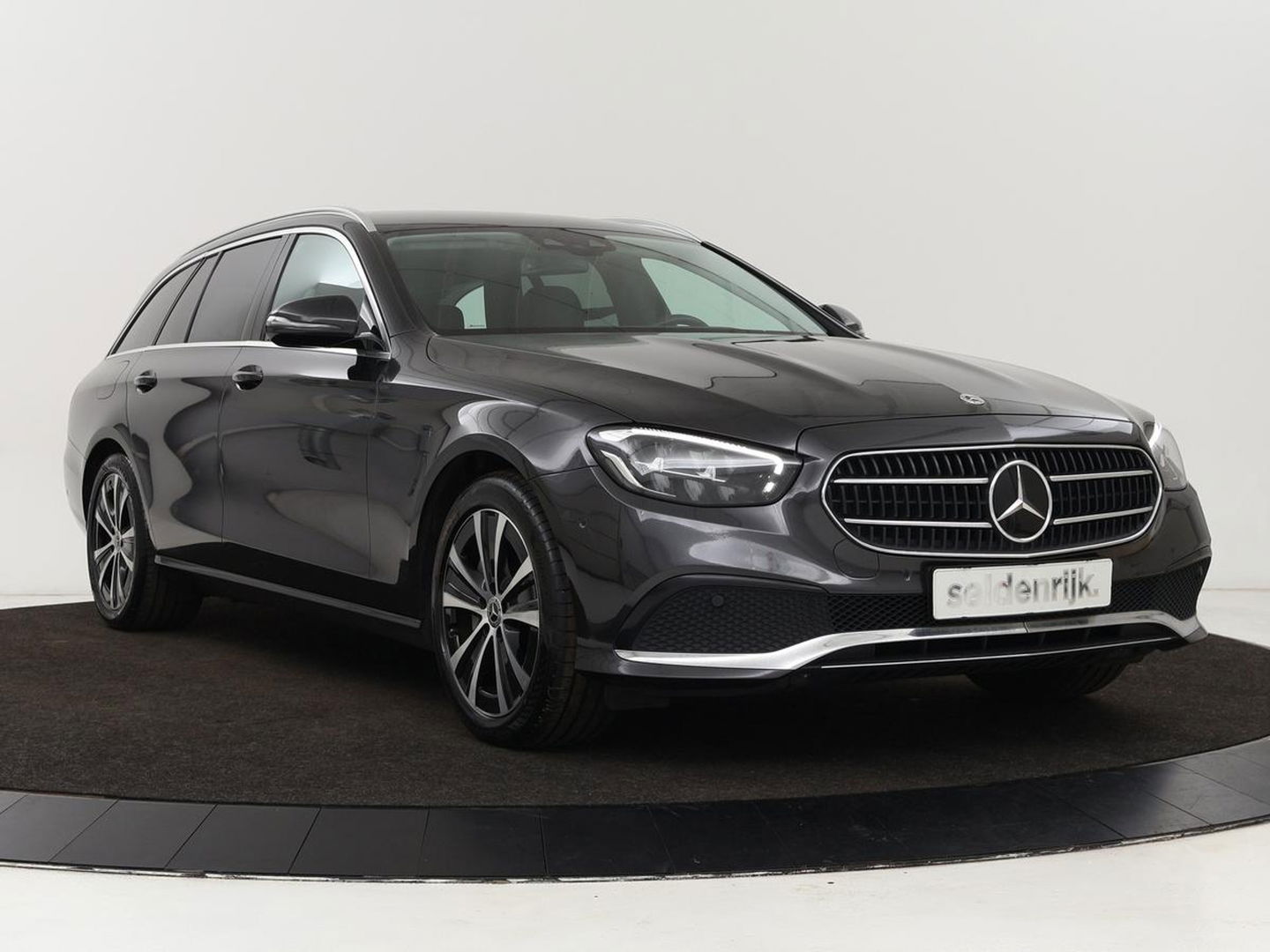 Mercedes-Benz E-Klasse 300e Avantgarde | Adaptive cruise | Trekhaak | Stoelverwarming | Camera | Widescreen | Sfeerverlichting | Half leder | Full LED