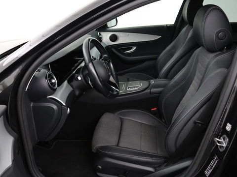 Mercedes-Benz E-Klasse 300e Avantgarde | Adaptive cruise | Trekhaak | Stoelverwarming | Camera | Widescreen | Sfeerverlichting | Half leder | Full LED