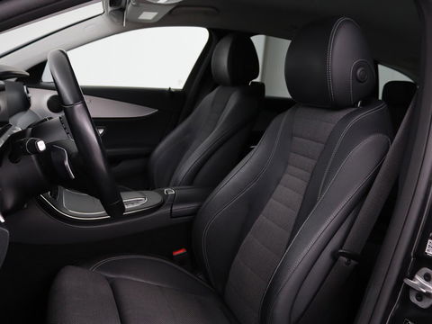 Mercedes-Benz E-Klasse 300e Avantgarde | Adaptive cruise | Trekhaak | Stoelverwarming | Camera | Widescreen | Sfeerverlichting | Half leder | Full LED