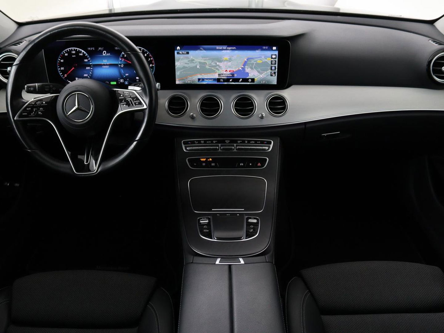 Mercedes-Benz E-Klasse 300e Avantgarde | Adaptive cruise | Trekhaak | Stoelverwarming | Camera | Widescreen | Sfeerverlichting | Half leder | Full LED