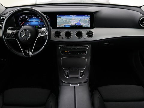 Mercedes-Benz E-Klasse 300e Avantgarde | Adaptive cruise | Trekhaak | Stoelverwarming | Camera | Widescreen | Sfeerverlichting | Half leder | Full LED