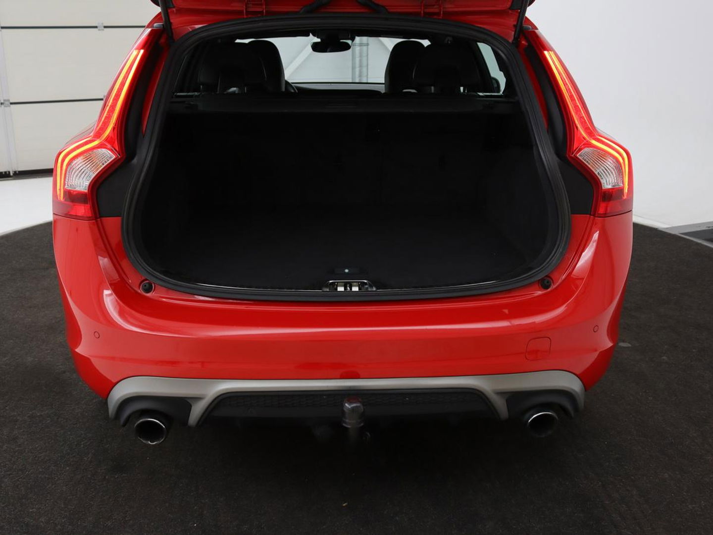 Volvo V60 2.0 T4 Sport | Stoelverwarming | Trekhaak | Xenon | Navigatie | Leder/Alcantara | PDC | Climate control | Cruise control | Bluetooth