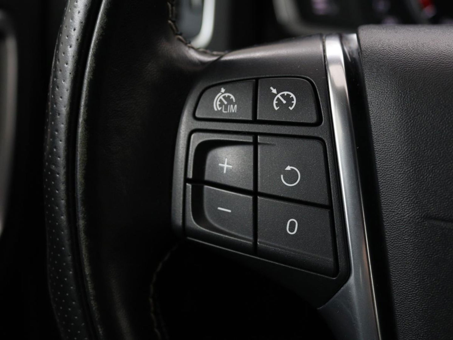 Volvo V60 2.0 T4 Sport | Stoelverwarming | Trekhaak | Xenon | Navigatie | Leder/Alcantara | PDC | Climate control | Cruise control | Bluetooth