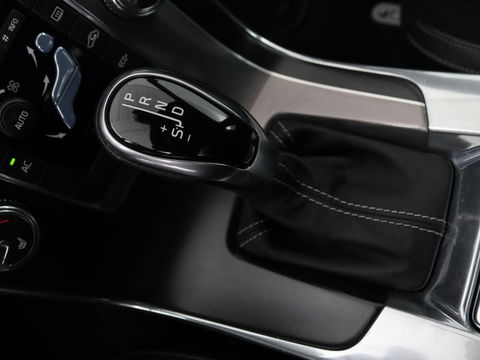 Volvo V60 2.0 T4 Sport | Stoelverwarming | Trekhaak | Xenon | Navigatie | Leder/Alcantara | PDC | Climate control | Cruise control | Bluetooth