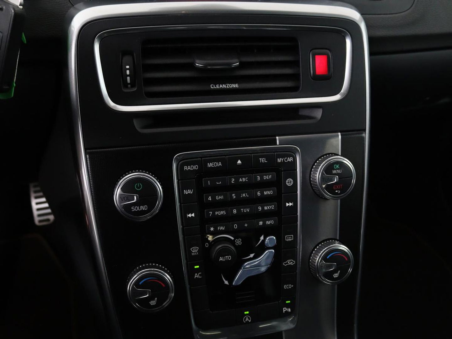 Volvo V60 2.0 T4 Sport | Stoelverwarming | Trekhaak | Xenon | Navigatie | Leder/Alcantara | PDC | Climate control | Cruise control | Bluetooth