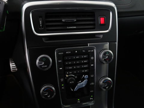 Volvo V60 2.0 T4 Sport | Stoelverwarming | Trekhaak | Xenon | Navigatie | Leder/Alcantara | PDC | Climate control | Cruise control | Bluetooth
