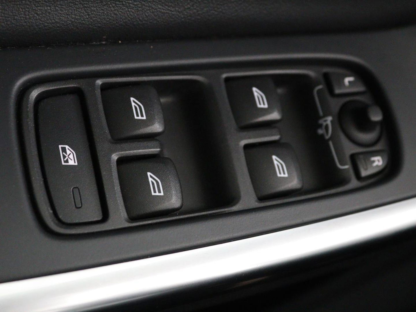Volvo V60 2.0 T4 Sport | Stoelverwarming | Trekhaak | Xenon | Navigatie | Leder/Alcantara | PDC | Climate control | Cruise control | Bluetooth