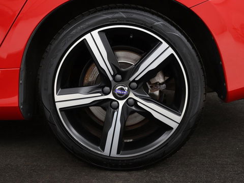 Volvo V60 2.0 T4 Sport | Stoelverwarming | Trekhaak | Xenon | Navigatie | Leder/Alcantara | PDC | Climate control | Cruise control | Bluetooth